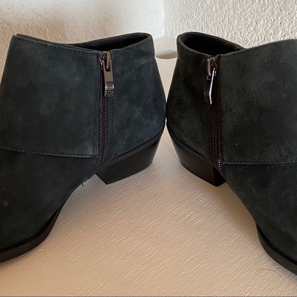 Vince Camuto Trapeez Leather Ankle Boots Womens size 6 Gray Buckle Detail - Picture 4 of 9